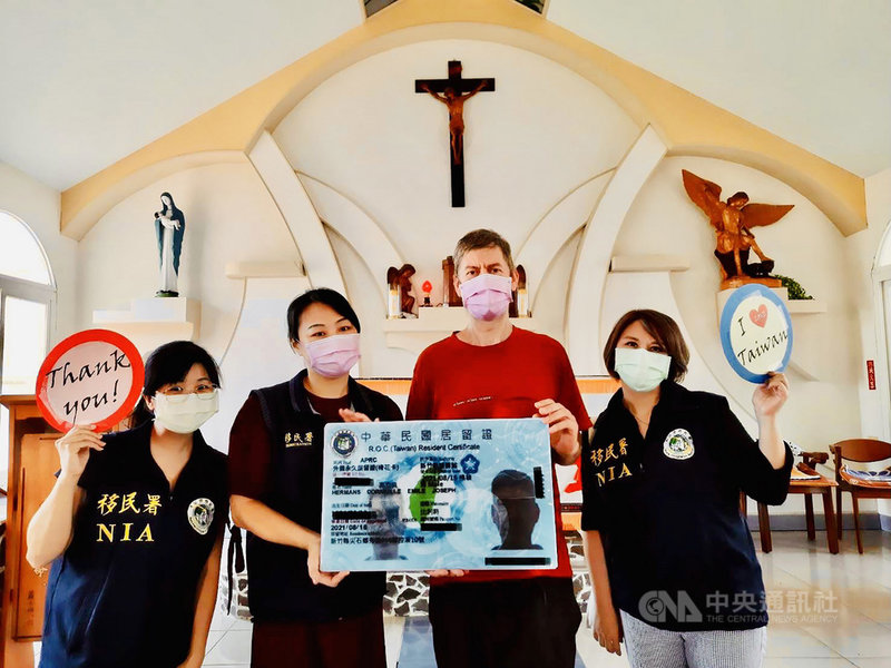 比利時神父高立良(右2)抵台26年,長期在新竹縣原民部落從事傳教工作,獲內政部移民署頒贈永久居留證「梅花卡」。(移民署中區事務大隊新竹縣服務站提供)中央社記者魯鋼駿傳真 110年9月19日