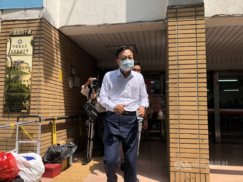 中國國民黨黨主席政見說明會展開,候選人卓伯源(前)19日參加完說明會後,步出國民黨台中市黨部。中央社記者趙麗妍攝 110年9月19日