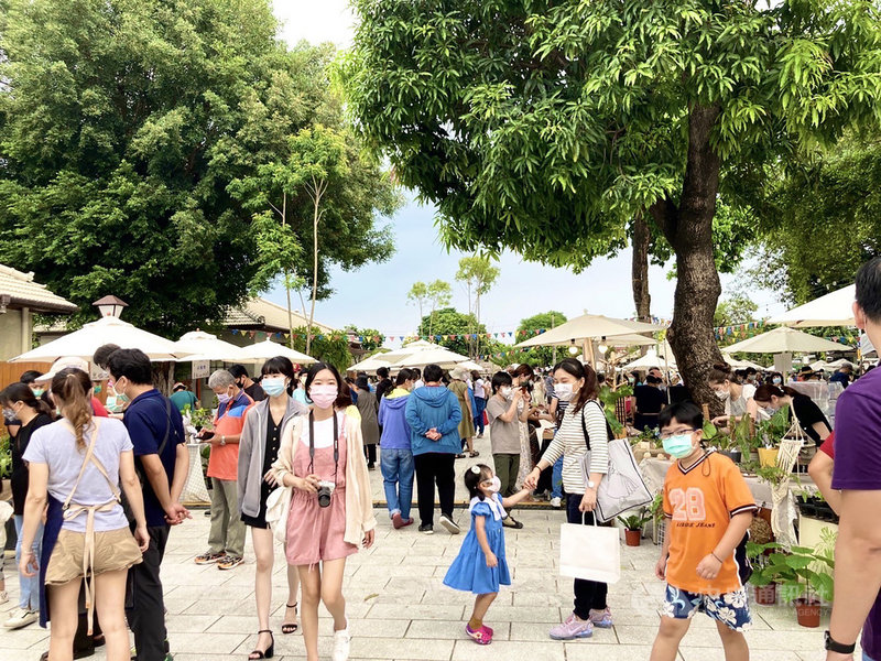 中秋連假各地景點湧現人潮,屏東市勝利星村也吸引許多民眾攜家帶眷享美食、逛市集。屏東縣政府文化處表示,週末回籠人潮約6、7成(屏東縣政府文化處提供)中央社記者郭芷瑄傳真 110年9月19日