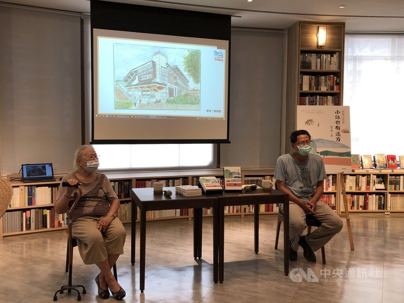 作家劉克襄(右)推出「小站也有遠方」一書,每篇文章搭配由他的母親陳孅孅(左)所畫的繪圖,兩人19日下午在台中市中央書局出席新書發表會。中央社記者趙麗妍攝 110年9月19日