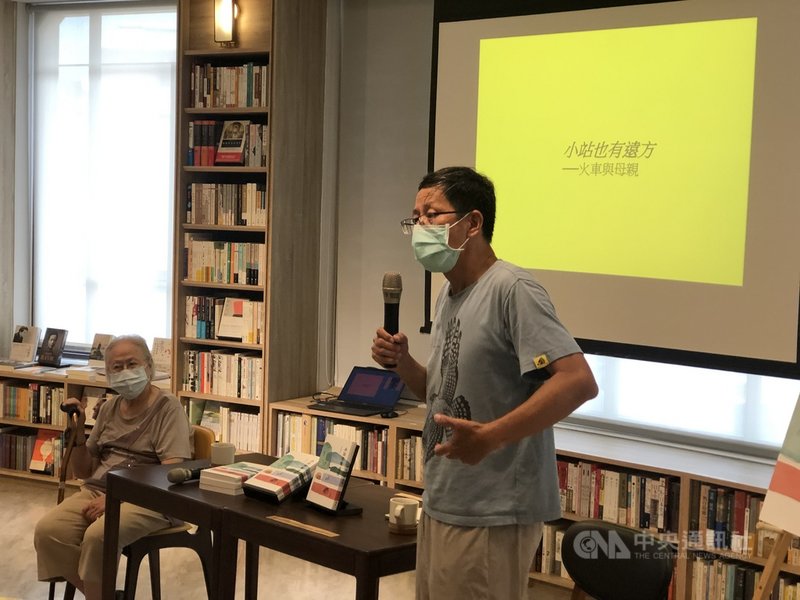 作家劉克襄(右)推出「小站也有遠方」一書,每篇文章搭配由他的母親陳孅孅(左)所畫的繪圖,劉克襄19日在新書發表會表示,很意外因為媽媽學畫後,她搭配文章所畫出的每一張插畫,讓書中的火車旅行,變成某一種新形式的長照旅行。中央社記者趙麗妍攝 110年9月19日