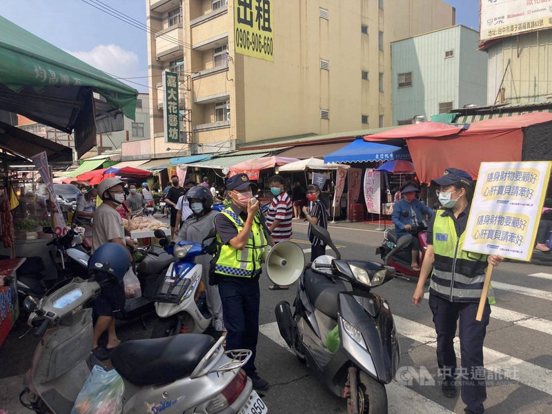 台中市警察局大雅分局派員前往菜市場,呼籲民眾買菜「隨身財物要顧好,心肝寶貝請牽好」,留意年幼子女及財物安全。(警方提供)中央社記者趙麗妍傳真 110年9月19日