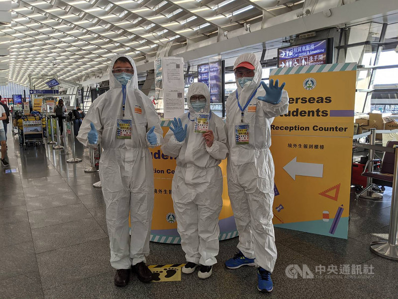 台灣師範大學國際事務處成員許慈芳(中)和學校人員到教育部設置於機場的櫃台輪值,針對境外生一一核對資料,以便後續追蹤。(許慈芳提供)中央社記者許秩維傳真 110年9月19日