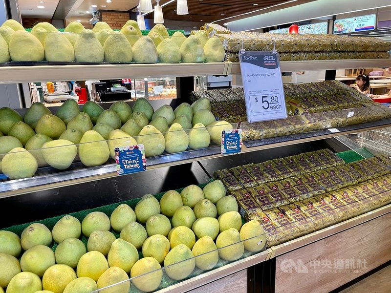 中秋節將至,新加坡一家超市業者舉辦台灣農產品行銷活動,主打文旦柚,另外還有紅豆。業者指出,這是台灣紅豆首次在當地超市上架。中央社記者侯姿瑩新加坡攝 110年9月19日