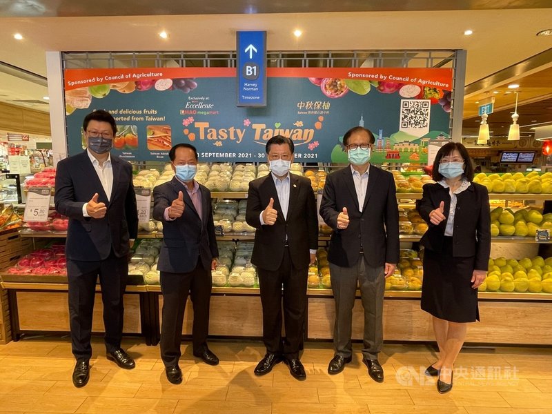 中秋節即將來臨,新加坡超市業者舉辦台灣農產品行銷活動,主打文旦等水果,駐星代表梁國新(中)、業者代表陳錦榮(左2)等人出席開幕儀式。中央社記者侯姿瑩新加坡攝 110年9月19日