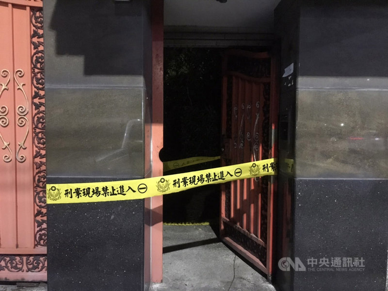 陳姓男子19日下午返回新北市金山區父親住家時發現無人應門,找來鎖匠開門後,驚見父親和妹妹已死亡多時成乾屍,警方獲報到場採證,初步排除他殺,將報請相驗釐清死因。(讀者提供)中央社記者王朝鈺傳真 110年9月19日