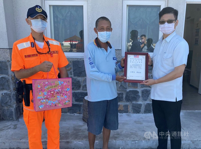 澎湖西吉嶼海域漂流擱淺一艘無船名貨輪,東吉高姓船長(中)開著自己的「百樂號」漁船,協助載運海巡人員查勘海域污染狀況,第七岸巡隊長邱泰豐(右)表示,高姓船長熱心幫助精神,值得效仿,獲選今年優良漁民。(第七岸巡隊提供)中央社 110年9月19日