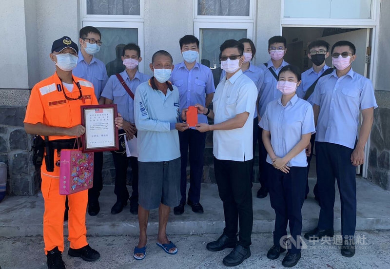澎湖西吉嶼海域漂流擱淺一艘無船名貨輪,東吉高姓船長(前左2)開著自己的「百樂號」漁船,協助載運海巡人員查勘海域污染狀況,獲選今年優良漁民,第七岸巡隊長邱泰豐(前左3)也專程前往頒獎。(第七岸巡隊提供)中央社 110年9月19日