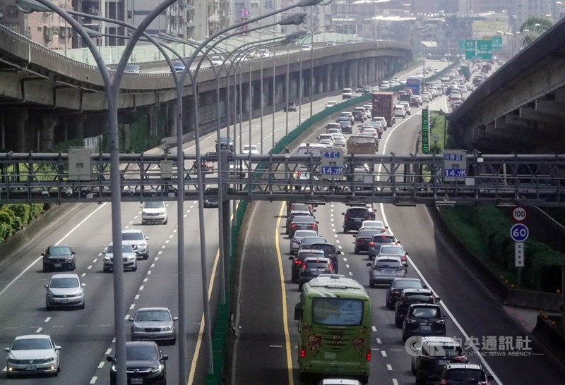 中秋連假第2天,高速公路19日上午開始出現返鄉、出遊車潮,國道1號內湖路段北上車多壅塞。中央社記者鄭傑文攝 110年9月19日
