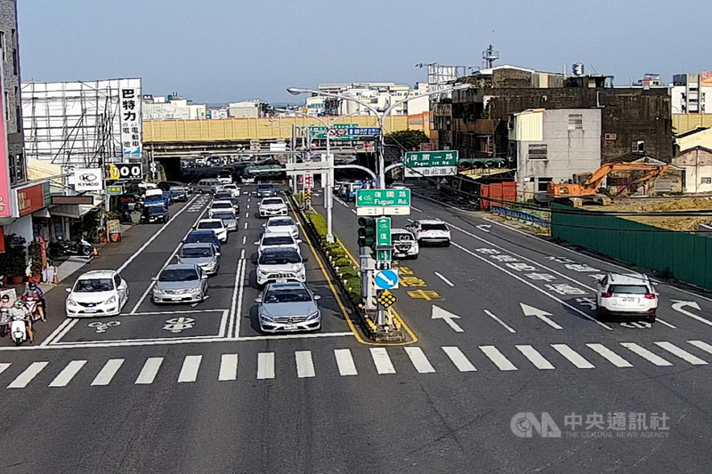 台南市政府交通局統計今年中秋連假首日旅運情形,人潮與車潮都比6月的端午連假首日增加不少。圖為國道1號大灣交流道周邊道路狀況。(台南市交通局提供)中央社記者楊思瑞台南傳真 110年9月19日