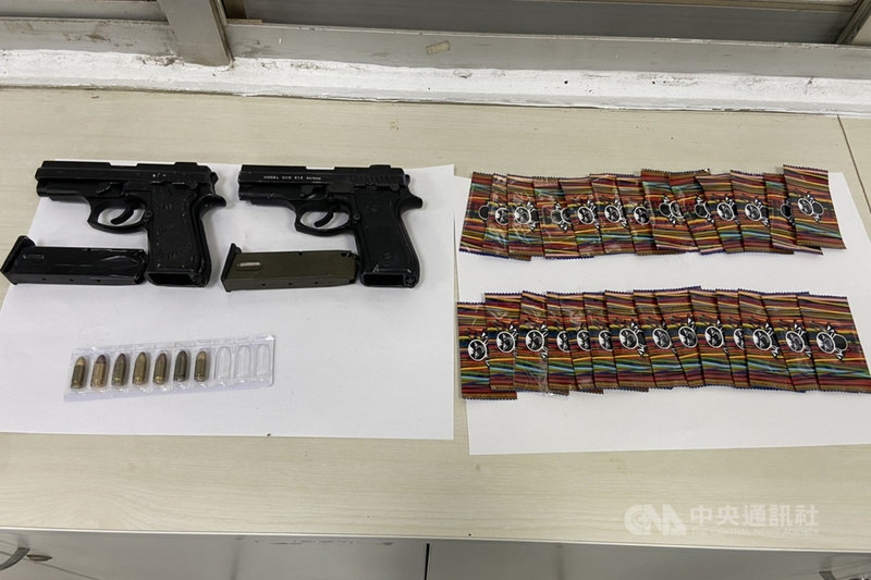 台南市鹽水區郭姓男子在網路上張貼持槍照片,還留言「比誰槍多」,遭警方鎖定上門查緝,起出改造手槍、子彈、毒品咖啡包等證物。(讀者提供)中央社記者楊思瑞台南傳真 110年9月19日