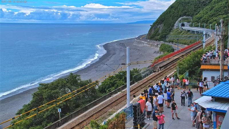 中秋節連假第2天,19日上午南迴公路的車流明顯增加,多良火車站出現觀光人潮,雖然沒有人擠人,但也有7、8成遊客。(截自台東縣政府即時影像)中央社記者盧太城台東傳真 110年9月19日