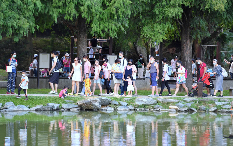 中秋節連續假期第2天,天氣晴朗炎熱,台北市大湖公園19日吸引不少民眾出遊踏青。中央社記者王飛華攝 110年9月19日