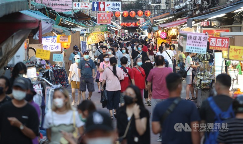 搭配振興五倍券上路,經濟部推出400萬份好食券,適用於夜市、市場、餐飲場所及糕餅店家,民眾完成數位綁定就有機會享有500元回饋。圖為台北市臨江街夜市。(中央社檔案照片)