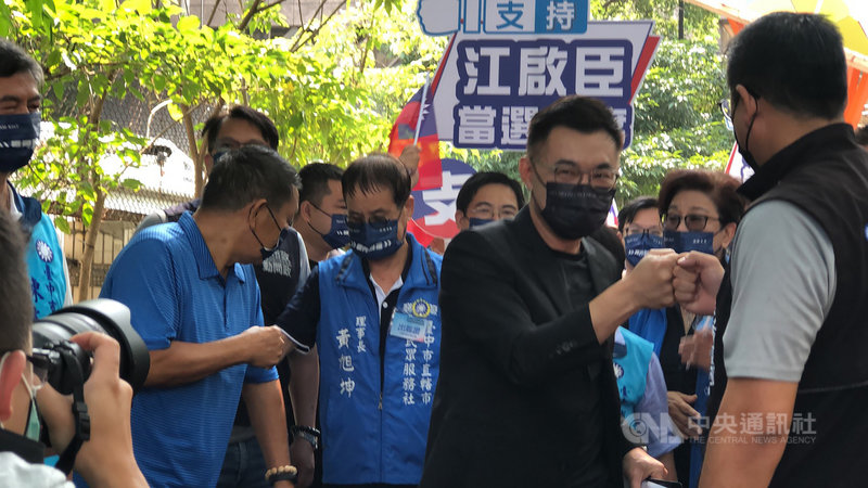 中國國民黨110年主席選舉候選人中彰投地區政見說明會,19日在國民黨台中市黨部舉行,爭取連任的國民黨主席江啟臣(前右2)在支持者歡呼下進入會場。中央社記者趙麗妍攝 110年9月19日