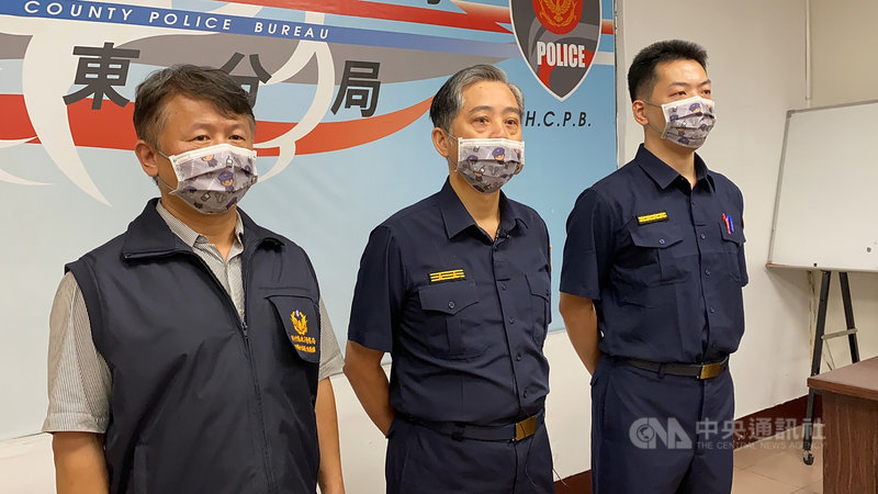 新竹縣竹東鎮35歲朱姓男子疑因投資的小吃店常被警方臨檢,對警方懷恨在心,竟僱請陣頭到警分局前舞獅擺陣,19日被依侮辱公署罪嫌裁准羈押禁見。新竹縣政府警察局長吳敬田(中)表示,將追查朱男背後是否有其他指使者。中央社記者魯鋼駿攝 110年9月19日