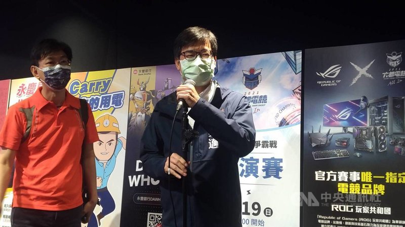 中國以檢出介殼蟲為由,20日起暫停輸入台灣釋迦、蓮霧。高雄市長陳其邁(右)19日受訪時表示,中國此舉對台灣農民極不友善,用莫須有的罪名嚴厲懲罰農民,令人沒有辦法接受。中央社記者蔡孟妤攝 110年9月19日
