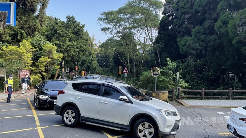 中秋連假民眾出遊,溪頭自然教育園區19日入園人數破8000人,許多遊客一早就上山搶停車位,停車場全滿後,警方採取分流措施,將排隊車輛引導駛往其他景點。(森林邦提供)中央社記者蕭博陽南投縣傳真 110年9月19日