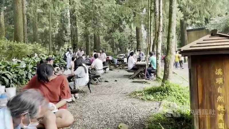 中秋連假第2天,溪頭自然教育園區19日入園人數累積到傍晚達8052人,園區內飯店住宿客滿,可見許多遊客休憩。(森林邦提供)中央社記者蕭博陽南投縣傳真 110年9月19日