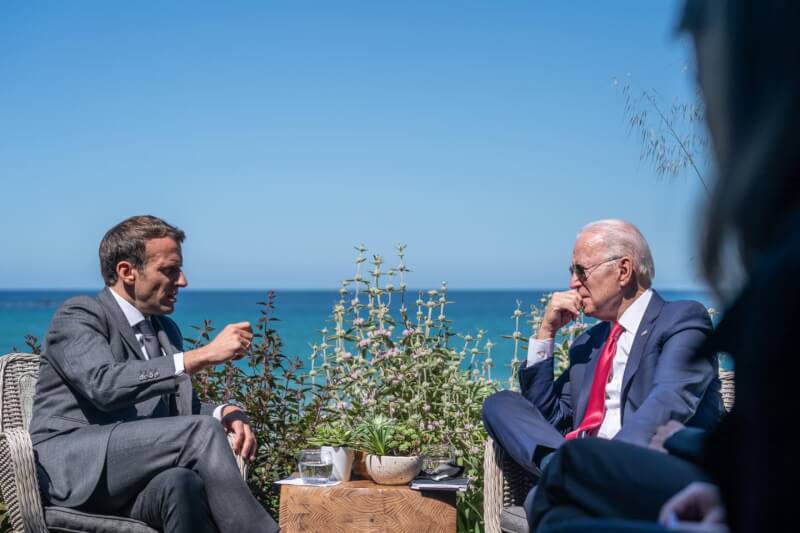 圖為2021年6月法國總統馬克宏（左）在英國出席G7領袖峰會時與美國總統拜登（右）會談。（圖取自facebook.com/EmmanuelMacron）
