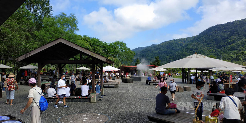 中秋連假第2天,不少民眾把握好天氣出遊,宜蘭縣大同鄉清水地熱遊憩區共有250個車位,19日上午已達管制標準,縣府啟動車輛一出一進管制措施。(宜蘭縣政府提供)中央社記者王朝鈺傳真 110年9月19日