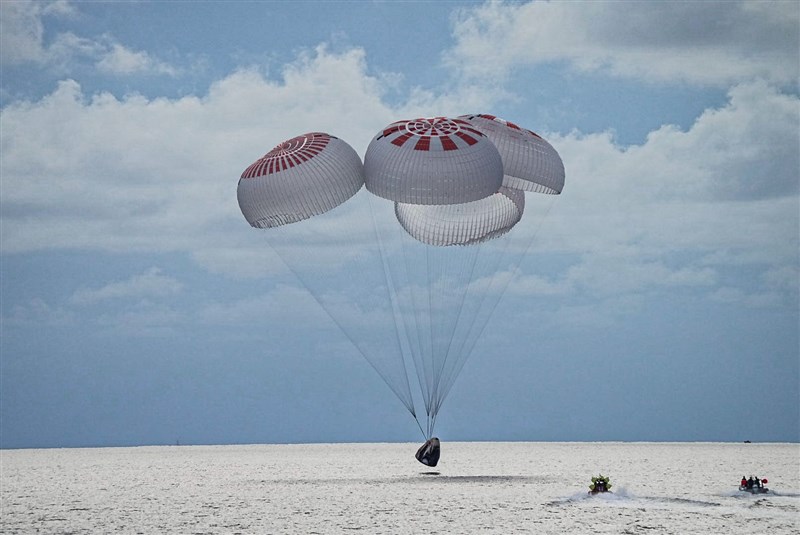 SpaceX堅韌號於美國時間18日晚間降落在美國佛羅里達州外的大西洋,史上首趟沒有專業太空人隨行的環繞地球軌道任務圓滿達成。(圖取自twitter.com/inspiration4x)