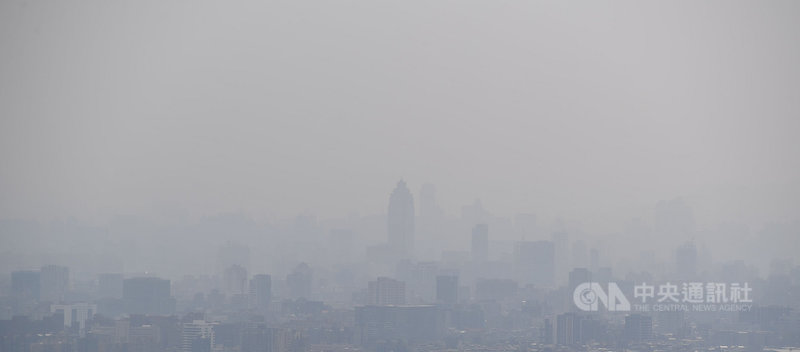 中央氣象局19日下午發布高溫黃燈資訊,台北市、新北市、台南等5縣市預估氣溫達攝氏36度以上。根據環保署空氣品質預報資訊,19日環境風場轉為偏東風,西半部地區位於背風面,風速偏弱,污染物稍易累積。圖為碧山巖鳥瞰台北市。中央社記者王飛華攝 110年9月19日