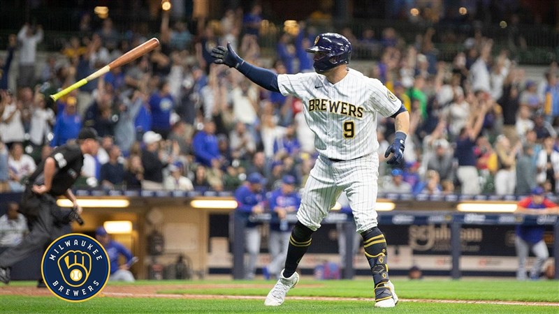 MLB密爾瓦基釀酒人強棒皮尼亞(前)8局下揮出個人18日比賽的第2支陽春全壘打,率隊突破僵局,終場以6比4擊敗芝加哥小熊。(圖取自twitter.com/brewers)