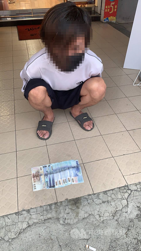 台北市警察局中山分局17日晚間獲報一起民宅強盜案,37歲邱姓男子(圖)利用獨居老婦疏於防範心態,假稱自己為老婦兒子的友人登門拜訪,入門後竟亮刀綑綁婦人,搜刮屋內現金後逃逸,警方18日在桃園緝嫌到案。(翻攝照片)中央社記者黃麗芸傳真 110年9月19日
