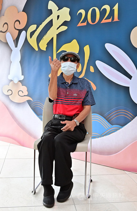 資深藝人李炳輝領取中華民國關懷演藝人員基金會中秋禮券時,感謝基金會送暖。他表示,疫情影響演出機會,幸虧有熱心麵攤老闆幫忙安排表演位置,星期二至星期日上午都在淡水市場表演,盼大家來賞光。(台視提供)中央社記者王心妤傳真 110年9月19日