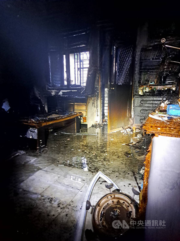 高雄市鳥松區一棟4層樓透天厝19日清晨發生火警,消防局獲報後派員前往搶救,火勢於上午5時40分撲滅,詳細起火原因有待釐清。(民眾提供)中央社記者蔡孟妤傳真 110年9月19日
