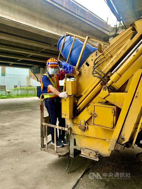 新北市清潔隊中和車輛班班長林開發表示,因疫情3級警戒民眾減少外出,家戶垃圾處理量與日俱增,最初也因為延遲清運導致民眾責難,但隨著愈來愈多人了解清潔隊的困難,反而直接向隊員加油打氣。(林開發提供)中央社記者張雄風傳真 110年9月19日