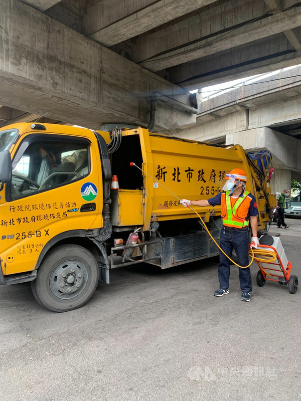 新北市清潔隊中和車輛班班長林開發表示,COVID-19(2019冠狀病毒疾病)疫情期間,除了消毒車輛,更要求隊員務必穿戴好防護用具,也再三叮嚀隊員「保護好自己,就是保護家人」。(林開發提供)中央社記者張雄風傳真 110年9月19日