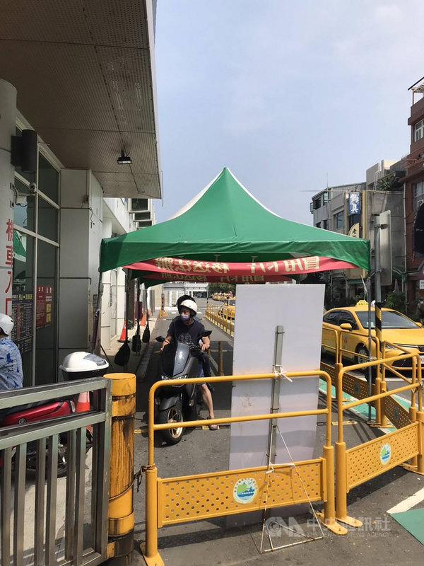 中秋連假,高雄往返旗津渡輪18日連假首日達約1萬2000人次,略有回升,但與疫情前輪渡站大排長龍的盛況相去甚遠。(民眾提供)中央社記者蔡孟妤傳真 110年9月19日