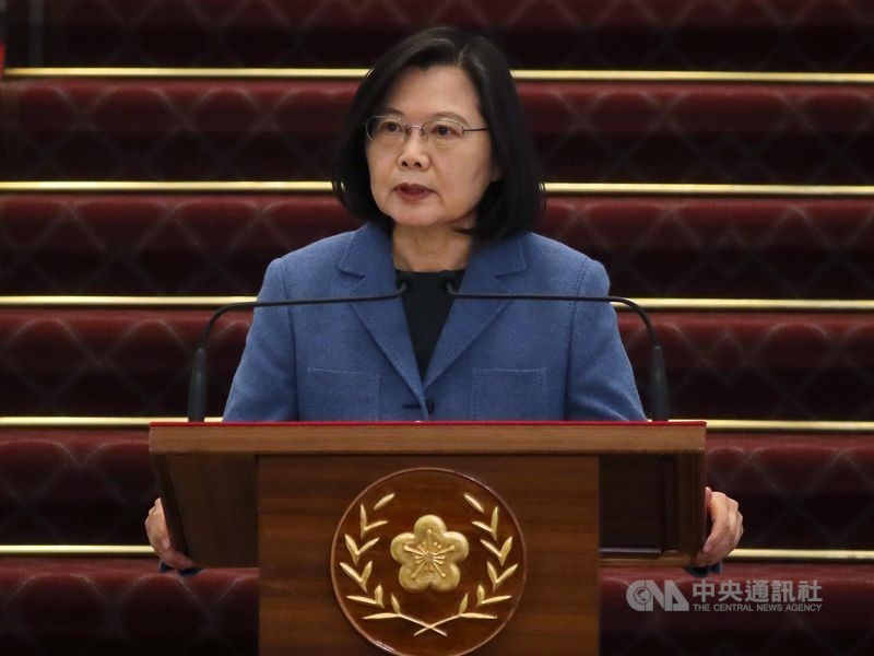 總統蔡英文(圖)19日表示,面對這次中國片面暫停台灣釋迦、蓮霧輸入的突襲,已請農委會主委陳吉仲「務必讓農民受到的衝擊降到最低」。(中央社檔案照片)