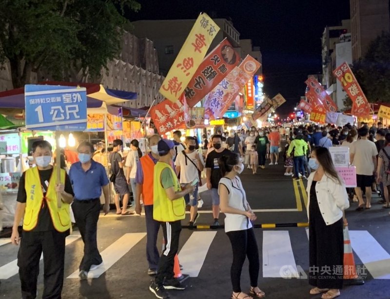 中秋節4天連續假期,各地景點湧人潮,嘉義市文化路夜市20日晚間滿是人潮,各店家都有民眾大排長龍。(嘉義市政府提供)中央社記者黃國芳傳真 110年9月20日