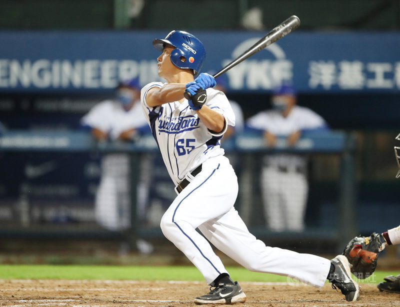 中職富邦悍將隊近期啟用新人,野手戴云真(圖)20日9局敲出生涯首安、二壘打延續球隊攻勢,但延長賽2次機會都沒能敲安,總教練洪一中表示,希望新人可以透過高張力局面學習成長。中央社 110年9月20日