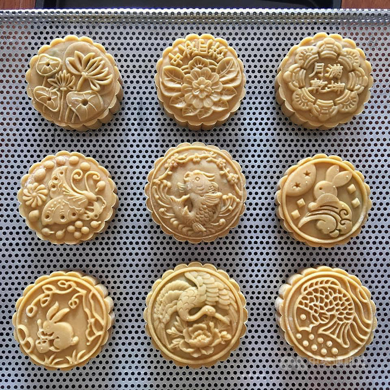 越南和台灣一樣在中秋節有吃月餅的習慣,圖為河內市民阮海燕自己做的月餅,上面還印有「月滿乾坤」、「中秋月餅」的漢字。(阮海燕提供)中央社記者陳家倫河內傳真 110年9月20日
