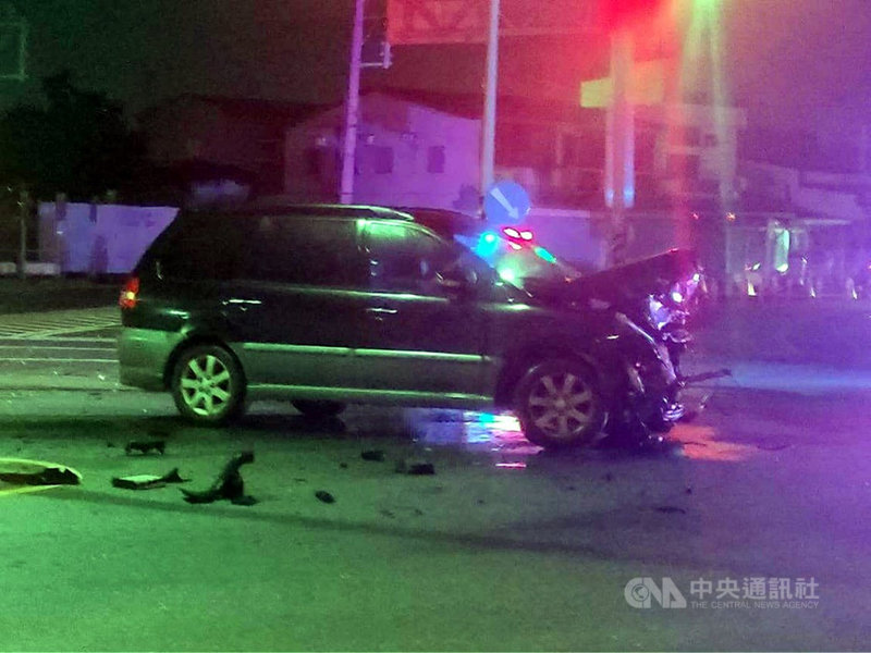 嘉義縣168線東石路段19日深夜發生休旅車、自小客車嚴重事故,造成1名女子當場死亡、5名傷者送醫,由於撞擊力道強烈,事故車輛皆嚴重毀損,零件、玻璃散落一地。(民眾提供)中央社記者黃國芳傳真 110年9月20日