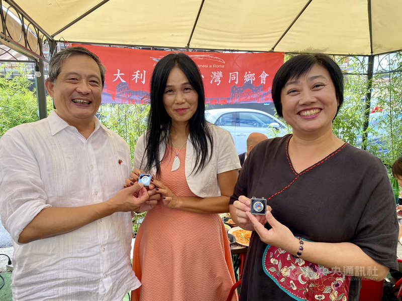 駐義代表李新穎(左)頒發感謝狀給羅馬台灣同鄉會前會長湯美快(中)與僑務促進委員王美紅(右)。(駐義代表處提供)中央社記者黃雅詩羅馬傳真 110年9月20日