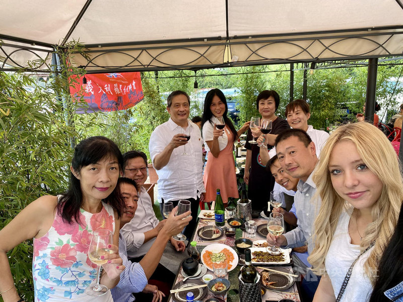 羅馬台灣同鄉會舉辦中秋餐會,在會中致贈蛋黃酥、鳳梨酥等應景點心,讓僑胞感受家鄉味。(駐義代表處提供)中央社記者黃雅詩羅馬傳真 110年9月20日