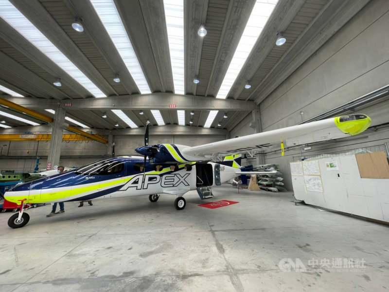 安捷航空引進全新義大利生產的P2012型飛機,年底前將跨足旅遊業,與旅行社合作推出花東縱谷及海岸線空中導覽,讓民眾近距離俯視台灣東部山海美景。(安捷航空提供)中央社記者汪淑芬傳真 110年9月20日