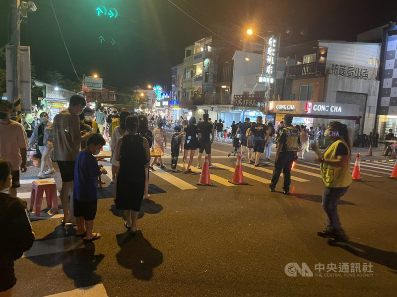 中秋連假墾丁大街連2天湧入人潮,屏東縣政府表示,20日晚上起提早半小時進行管制,時間將從晚間6時30分至晚間10時,以因應人潮增加及維護遊客安全。(恆春警分局提供)中央社記者郭芷瑄傳真 110年9月20日