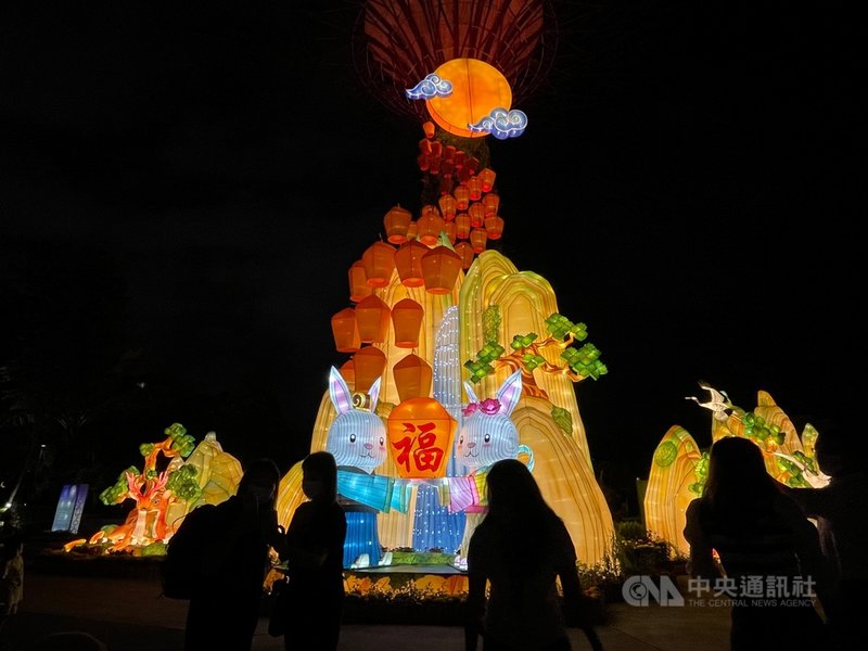 新加坡濱海灣花園今年中秋燈會的亮點為70個天燈打造而成的巨型燈飾,彷彿天燈漫天飛舞,帶著為民眾的祝福緩緩飛上天空。攝於15日。中央社記者侯姿瑩新加坡攝 110年9月20日