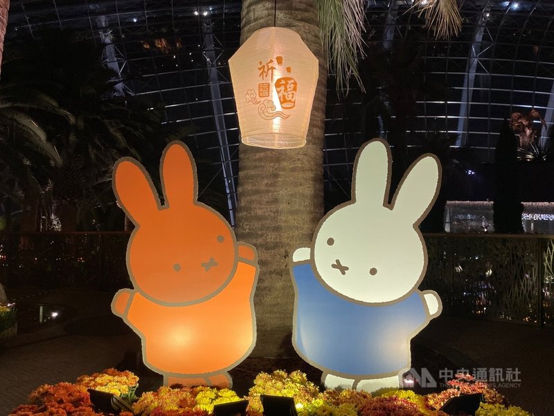 新加坡濱海灣花園今年照例舉辦中秋燈會,主題為「祈福」,其中一組燈飾為「米菲花園」。攝於15日。中央社記者侯姿瑩新加坡攝 110年9月20日