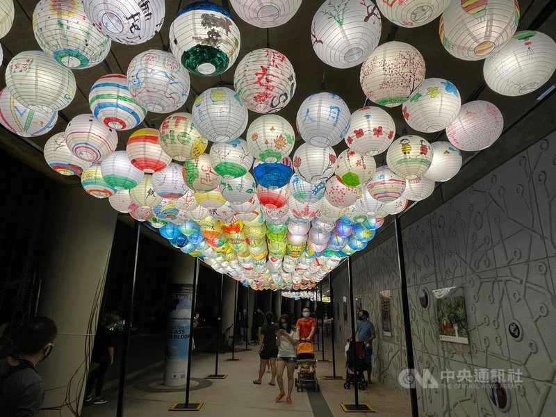 新加坡濱海灣花園今年照例舉辦中秋燈會,主題為「祈福」,其中一個亮點為由1000個手繪紙燈籠組成的「燈廊」。攝於15日。中央社記者侯姿瑩新加坡攝 110年9月20日