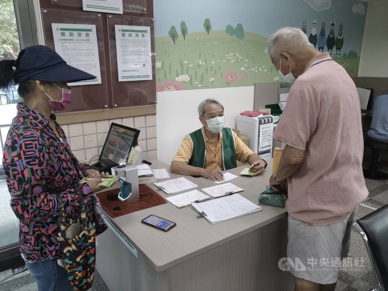 竹東國中退休教師葉國熢(中)離開教職後,擔任文化、旅遊志工,解說介紹文史,還重回校園指導學生參加客語認證檢定及朗讀比賽等,今年獲教育奉獻獎。(新竹縣政府提供)中央社記者郭宣彣傳真 110年9月20日