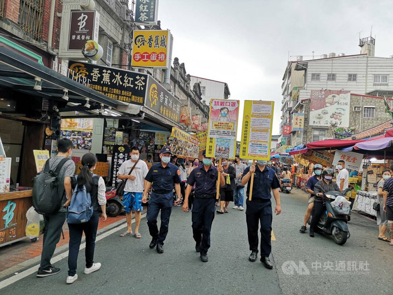 高雄 三鳳中街 南部最大年貨大街 台版好市多好逛又好買 三塊厝舊車站探訪小旅行 捲捲和土豆拿鐵