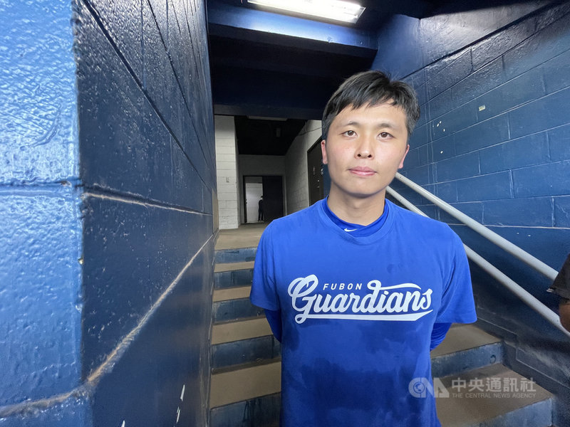 中職富邦悍將隊投手陳仕朋(圖)20日過生日,隊友半夜驚喜敲門幫他慶生,他笑說:「感動、有偷偷哭」。中央社記者謝靜雯攝 110年9月20日