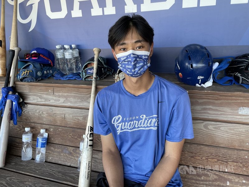 中職富邦悍將隊內野手胡冠俞9月初重回一軍,守備高飛球判斷出現失誤、造成失分,打擊也沒能發揮,20日再度被下放二軍,他坦言心情受到影響需要克服,下二軍各方面都要強化,讓自己抗壓更好。中央社記者謝靜雯攝 110年9月20日